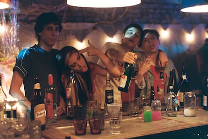 Un back de la escena del film Yo, Adolescente en el que se muestra a los jóvenes en la fiesta clandestina que organizó Zabo en un galpón