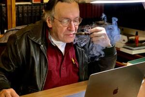 El filósofo Olavo de Carvalho, de 72 años, graba y sube sus discursos incendiarios a su página de internet