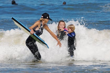 El fin de semana pasado barrenó las olas junto a sus hijos menores, Isabel (8) y Francisco (5). 