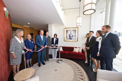 El fin de semana pasado Charlene también participó en uno de los homenajes a Raniero III que se están llevando a cabo con motivo de los cien años de su nacimiento. En la imagen se ve a la familia real de Mónaco inaugurando el Salón Raniero III.
