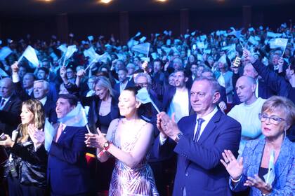 El final de la celebración estuvo acompañado por pequeñas banderas de la Argentina