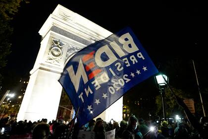 El final de la protesta, en Washington Square Park, con banderas con consignas Biden, Presidente