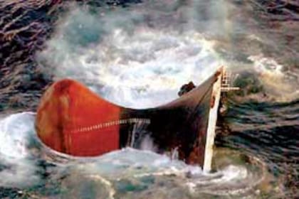 El final: una nube de espuma marina envuelve la proa del Prestige; segundos después cayó a más de 3.500 metros de profundidad