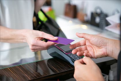 El financiamiento a través de tarjetas de crédito disminuyó 0,8% en términos reales
