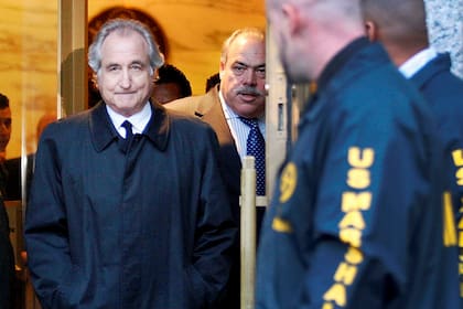 El financiero Bernard Madoff abandona el Tribunal de Distrito de los Estados Unidos
