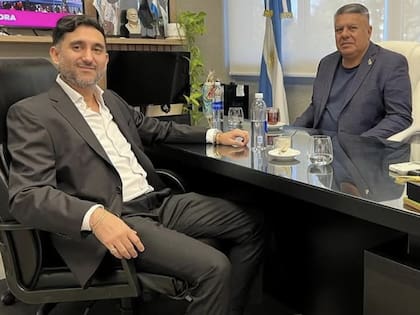 El financista Ariel Vallejo y Chiqui Tapia, en el predio de la AFA