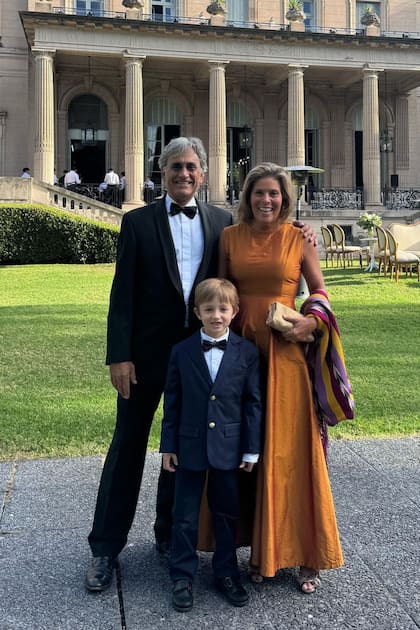 El financista Jay Janer, hijo de la condesa Lovatelli, con su mujer, la fotógrafa brasileña Maria Amelia Rio Branco y el hermanito de la novia, Alexis Reynal.