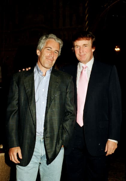 El financista pedófilo Jeffrey Epstein junto al entonces empresario Donald Trump en la mansión de Mar-a-Lago en 1997