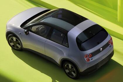 El Firefly que llegaría en abril de 2025 al mercado europeo fue diseñado por Kris Tomasson, ex BMW y Ford