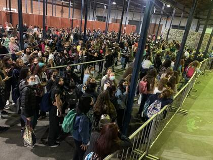 El "firmódromo" de la Feria a pleno durante la presentación de Shelby Mahurin