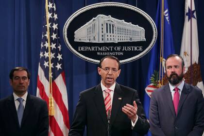 El fiscal adjunto norteamericano, Rod Rosenstein, anunció el procesamiento de 12 agentes de inteligencia rusos horas antes de la cumbre de Trump y Putin en Helsinki
