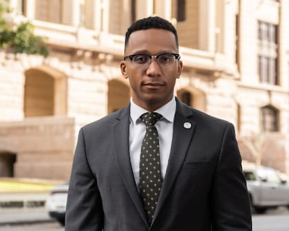 El fiscal del condado, Christian D. Menefee, anunció la demanda colectiva contra la administración Trump