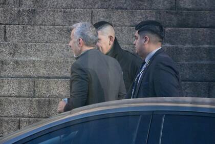 El fiscal Diego Luciani en el ingreso a los tribunales de Comodoro Py