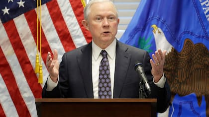 El entonces fiscal general de Estados Unidos, Jeff Sessions, emitió una orden en mayo de 2018 denominada "Matter of Castro-Tum". Esta, limitaba a los jueces el uso del cierre administrativo en casos de inmigración