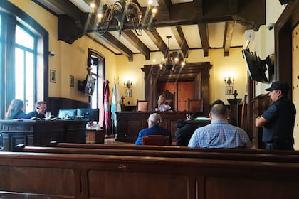 El fiscal general Eduardo Villalba y la auxiliar fiscal Roxana Gual, en una de las audiencias donde se homologaron los acuerdos, ante la jueza de Revisión Mariana Catalano