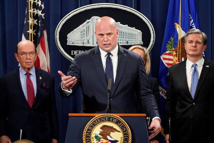 El fiscal general interino de Estados Unidos junto a varios funcionarios del gobierno anunció los 23 cargos contra Huawei