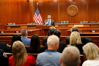 El fiscal general James Uthmeier ordenó suspender la aplicación de la ley migratoria en Florida, aunque expresó su rechazo a la medida y anunció que podría apelar el fallo