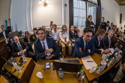 El fiscal Gustavo García (el primero de la izquierda) y su colega Juan Manuel Dávila durante los alegatos