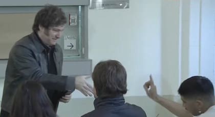 El fiscal que le niega el saludo a Milei en la mesa de votación