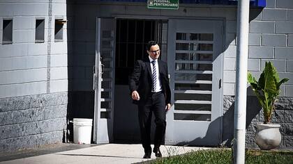 El fiscal Sibuet, ayer en Ezeiza donde fue para indagar a los prófugos; investiga el tiroteo de Ranchos