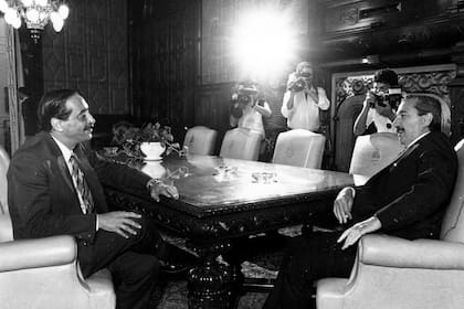 El fiscal Strassera junto a Raúl Alfonsín. Recuerda Julián: "Cuando mi padre se estaba yendo, Alfonsín le dijo: 'Lo único que le pido es que no se vuelva loco'. A lo que mi viejo respondió: 'Demasiado tarde, señor Presidente'".