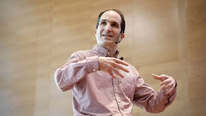 El físico argentino Juan Maldacena, durante su conferencia en el Centro Cultural de la Ciencia