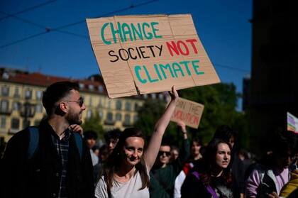 El físico nota la preocupación entre los jóvenes por los problemas globales, como el cambio climático.