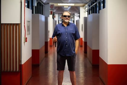 El físico ya es un experto en recorrer con bastón los pasillos de su facultad