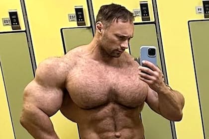 Tkachuk se convirtió en una figura destacada del fisicoculturismo y el powerlifting en Rusia, especialmente después de haber alcanzado el título de “Maestro del Deporte” a los 21 años