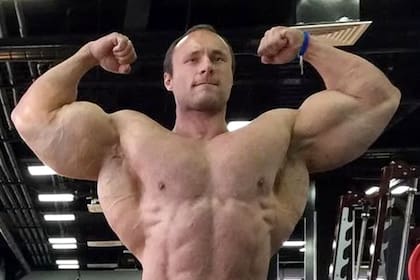 La carrera del "Hulk ruso" su carrera dio un giro cuando firmó un contrato con una empresa farmacéutica que lo obligaba a utilizar synthol