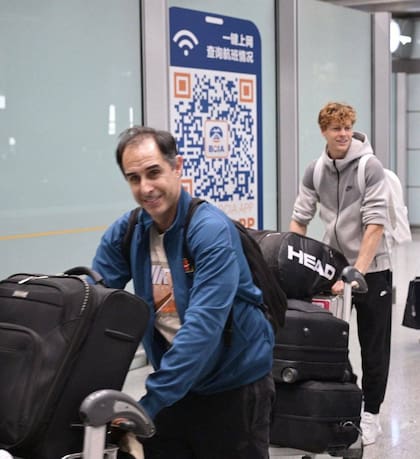 El fisioterapeuta argentino Resnicoff, nuevo integrante del equipo de Jannik Sinner, llegando a China con el N° 2 del mundo