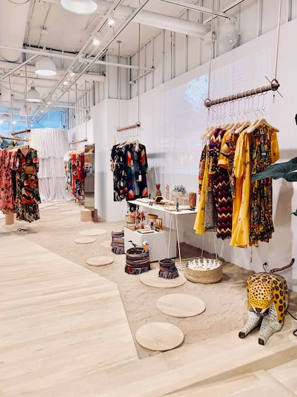 El flagship store de la brasileña FARM Río, con ropa y lifestyle de Brasil 