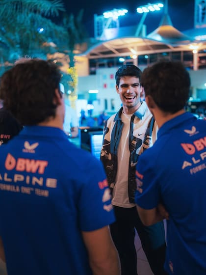 El flamante campeón del Abierto de Australia fue al circuito de Sakhir y conversó con los pilotos (Foto: Instagram @alpinef1team)