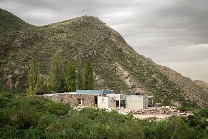 El flamante complejo hotelero Puesto del Indio, en El Challao, se despliega en una estancia de 6.000 hectáreas con 27 habitaciones, , restaurante, spa, helipuerto.