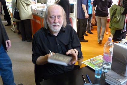 El flamante ganador del Premio Nobel de Literatura 2025, László Krasznahorkai, firmando ejemplares en una feria de libros