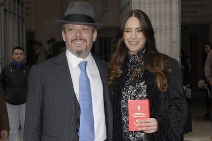 El flamante matrimonio Garfunkel Vanucci, al salir del registro civil