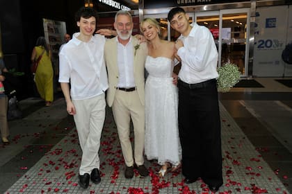 El flamante matrimonio junto a sus dos hijos, Lorenzo y Benito