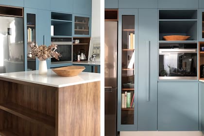 El flamante módulo con frente en MDF laqueado en azul contiene la heladera, una biblioteca enchapada en madera de incienso con puerta vidriada, un carro-alacena y el horno empotrado.