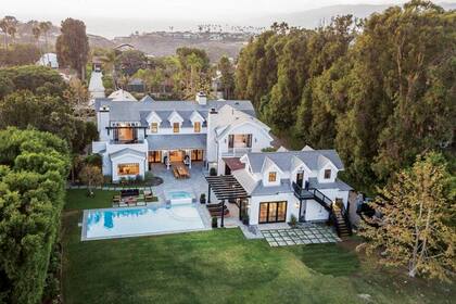 El flamante nidito de amor de Chris y Dakota cuenta con cinco dormitorios, tres baños completos, vestidor, cocina, comedor, living, sala de piano, de televisión y escritorio, entre otras comodidades.