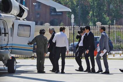 El flamante presidente de la Nación, Alberto Fernández, sale rumbo a la gobernación de la provincia de Buenos Aires para la asunción de Axel Kicillof, acompañado por Sergio Massa, Wado de Pedro y Felipe Solá