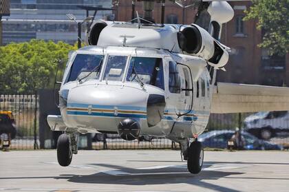 El helicóptero que traslada a Alberto Fernández, rumbo a la gobernación de la provincia de Buenos Aires, para la asunción de Axel Kicillof como gobernador