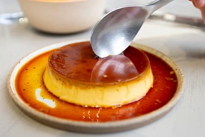 El flan casero exprés está hecho con ingredientes disponibles en tu casa y es una buena opción para endulzar cualquier día de la semana