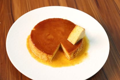 El flan de banana es una rica y fresca opción para comer de postre en medio de las altas temperaturas del verano