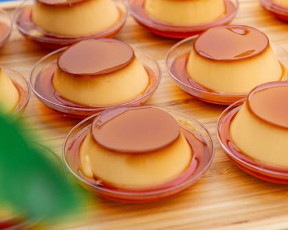 El flan de dulce de leche combina la tradición de este postre popular con un toque argentino único