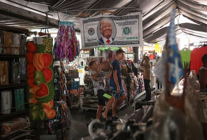 El Flea Market Opa-locka de Hialeah ofrecía productos esenciales a precios más económicos que en los centros comerciales (Crédito: Carl Juste/Miami Herald)