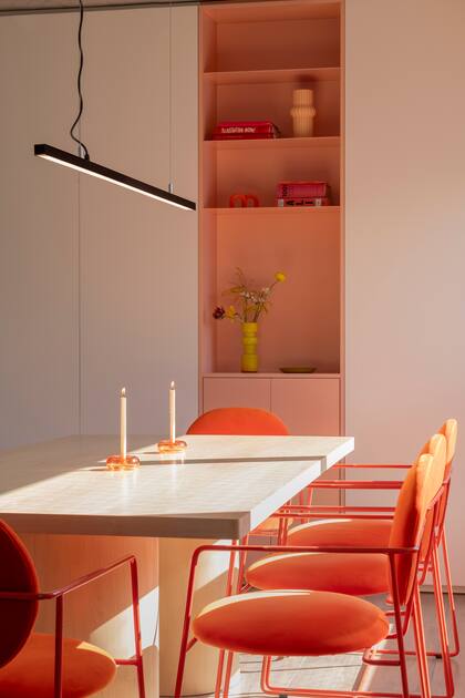 El florero amarillo genera un contraste con el comedor, a tono con el florero de la cocina.