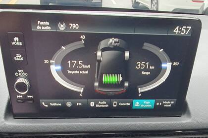 El flujo de energía y los consumos del Honda Civic se pueden ver en la pantalla central