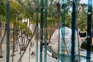 El Fly’s Eye Dome, una bola blanca con burbujas transparentes rodeada de tiendas de lujo, es uno de los spots favoritos del Design District para hacer selfies.