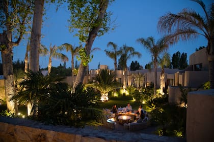 El fogón central reúne a los huéspedes con una picada y vino cada atardecer