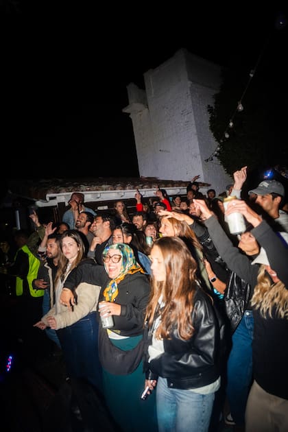 El fogón de Bai Bai se enciende por los cocineros que prepararn en vivo platitos para comer de parado mientras un DJ invitado pone música en sincro